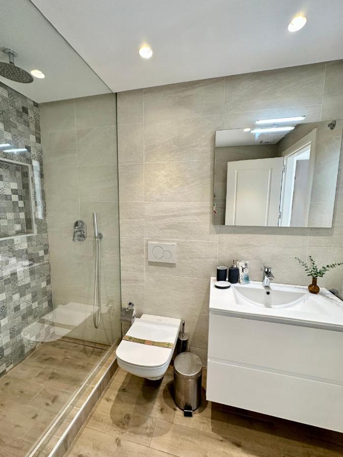 Old Town Modern Flat, 4 Minutes From Beach - Eaw Homes 马尔韦利亚 外观 照片
